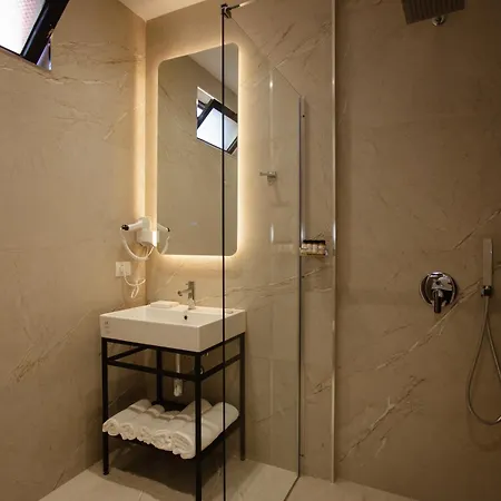 Downtown Hotel *