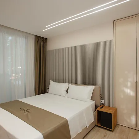 Downtown Hotel *